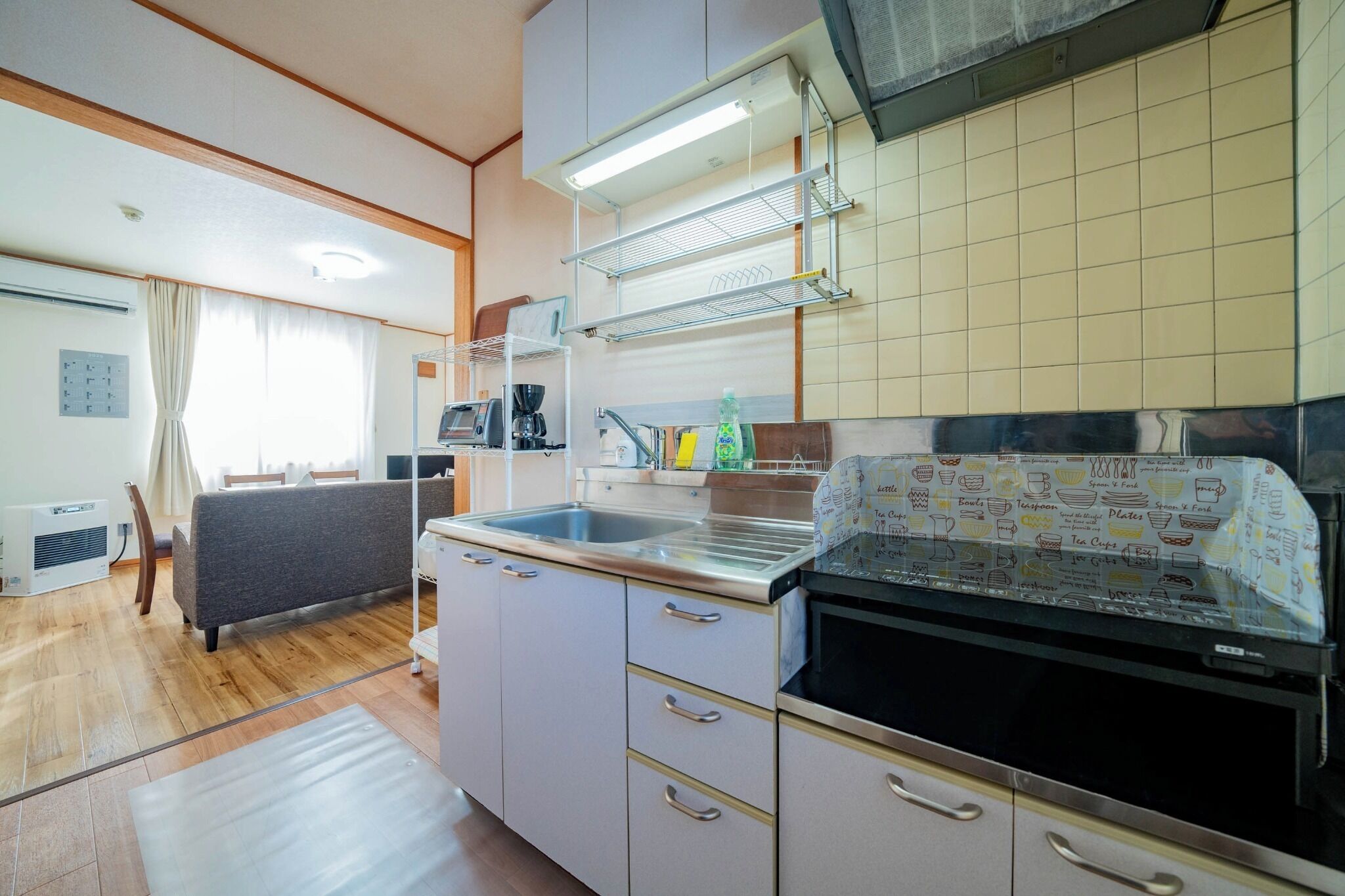 Kühlschrank, Mikrowelle, Herdplatte, Kochgeschirr/Geschirr/Besteck