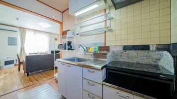 Refrigerador, microondas, parrilla de estufa y utensilios de cocina