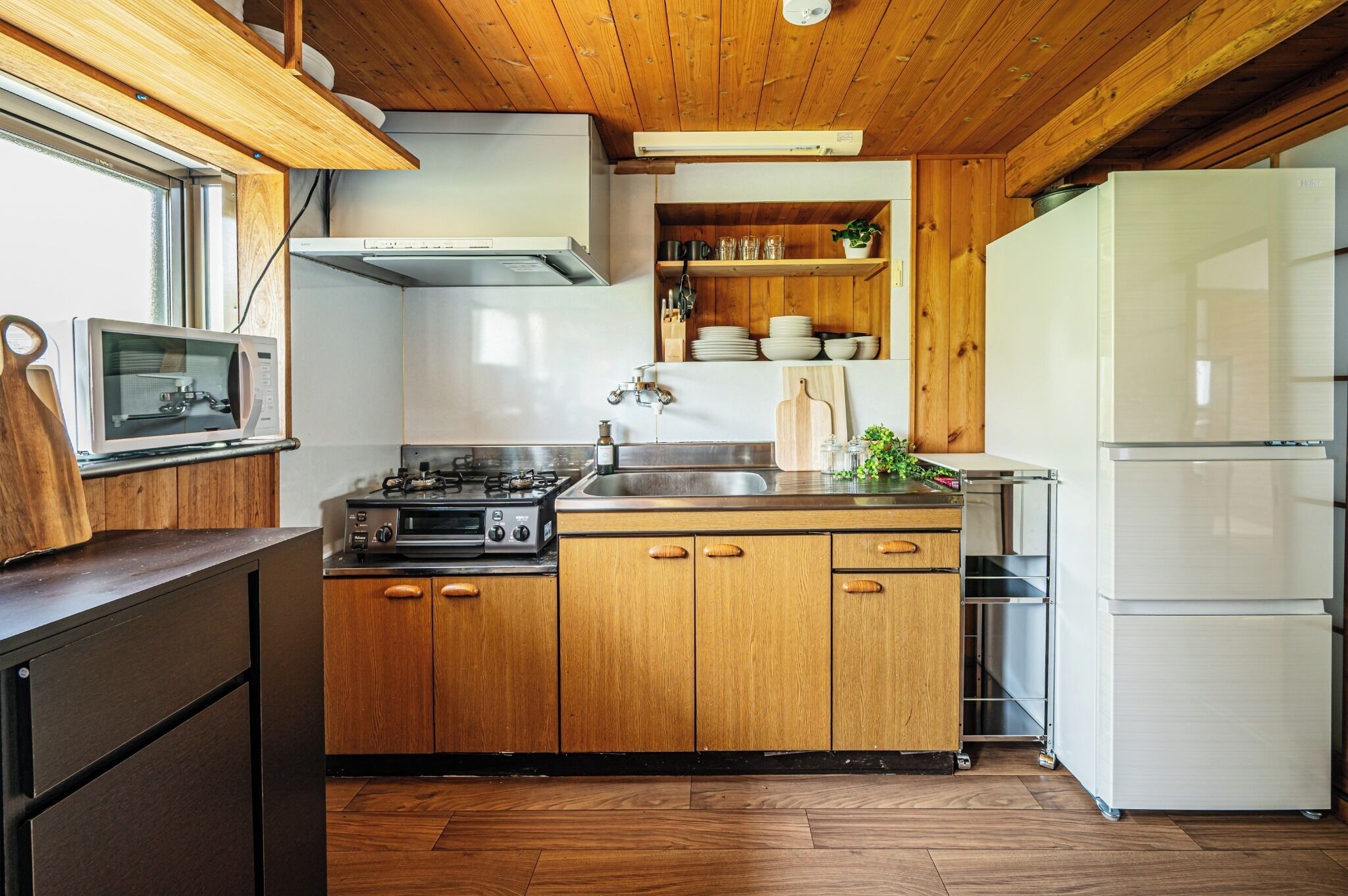 Fridge, microwave, stovetop, cookware/dishes/utensils