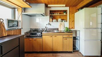 Fridge, microwave, stovetop, cookware/dishes/utensils