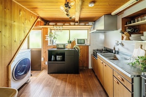 Jääkaappi, mikroaaltouuni, liesi, keittoastiat/astiat/ruokailuvälineet