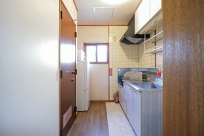 Fridge, microwave, stovetop, cookware/dishes/utensils