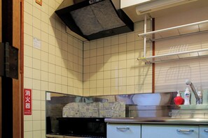 Réfrigérateur, micro-ondes, plaque de cuisson