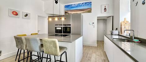 Lava-louças, cadeirão de bebê