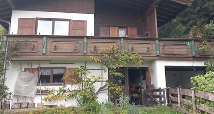 Uriges Ferienhaus mit Garten und Bergblick