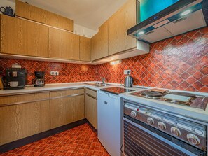 Oven, stovetop, coffee/tea maker, toaster