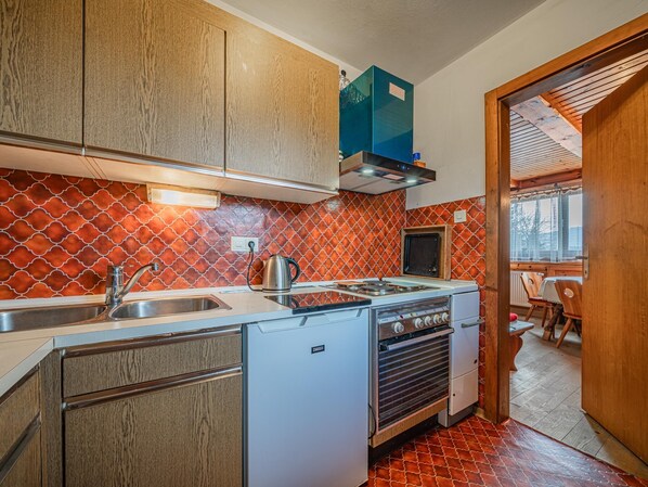 Oven, stovetop, coffee/tea maker, toaster