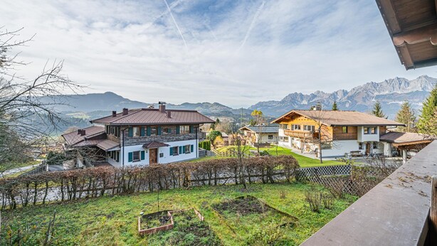 A residential area with houses, a garden, and mountains in the background. - Quaint holiday home with garden and views (Oberndorf in Tirol)