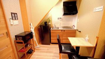 冷蔵庫、電子レンジ、コンロ、調理器具と食器