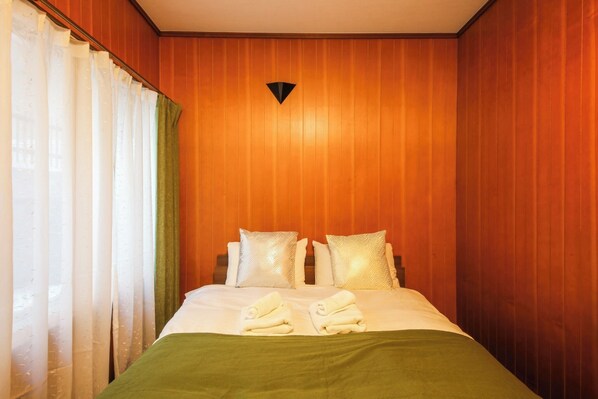 5 bedrooms, desk, iron/ironing board, free WiFi