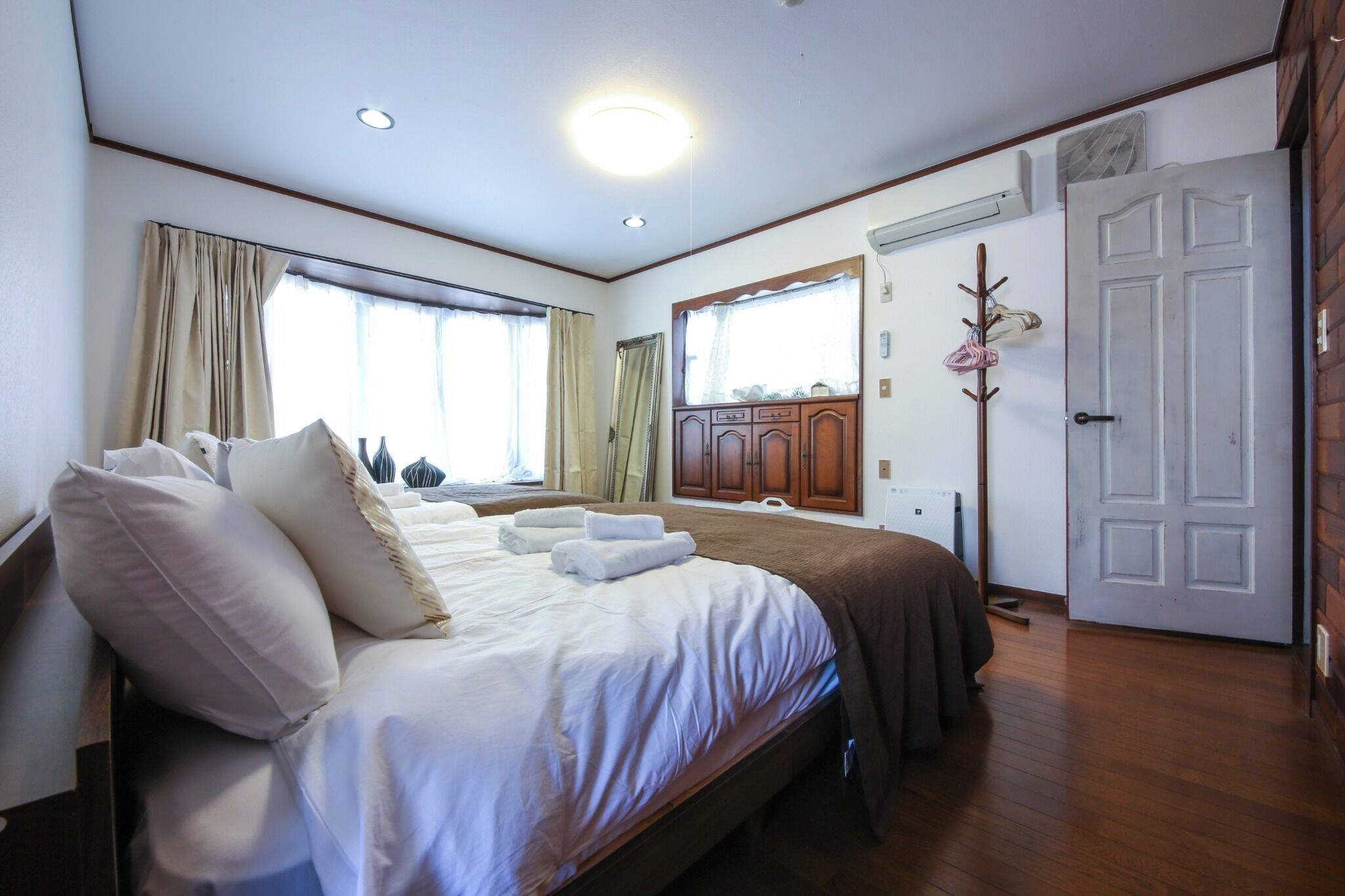 5 bedrooms, desk, iron/ironing board, free WiFi