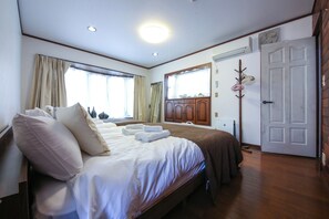 5 bedrooms, desk, iron/ironing board, free WiFi