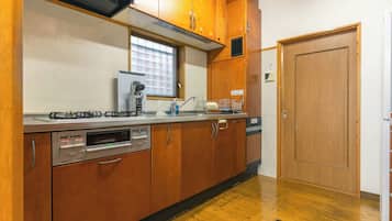 Fridge, microwave, stovetop, cookware/dishes/utensils