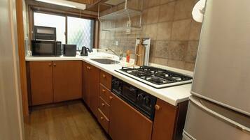 Réfrigérateur, micro-ondes, plaque de cuisson