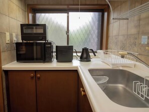 Réfrigérateur, four à micro-ondes, surface de cuisson