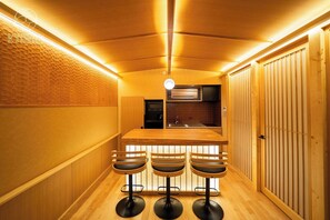 Réfrigérateur, four à micro-ondes, surface de cuisson