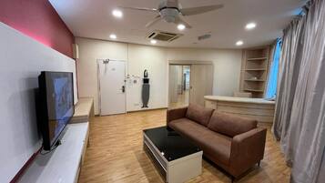 Studio, 1 King Bed | Desk, iron/ironing board, free WiFi