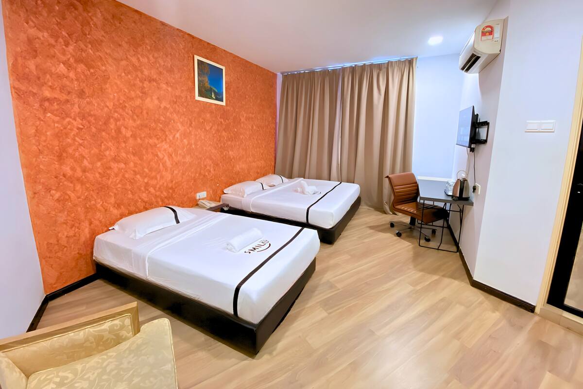 Triple Room | Hypo-allergenic bedding, desk, iron/ironing board (on request)