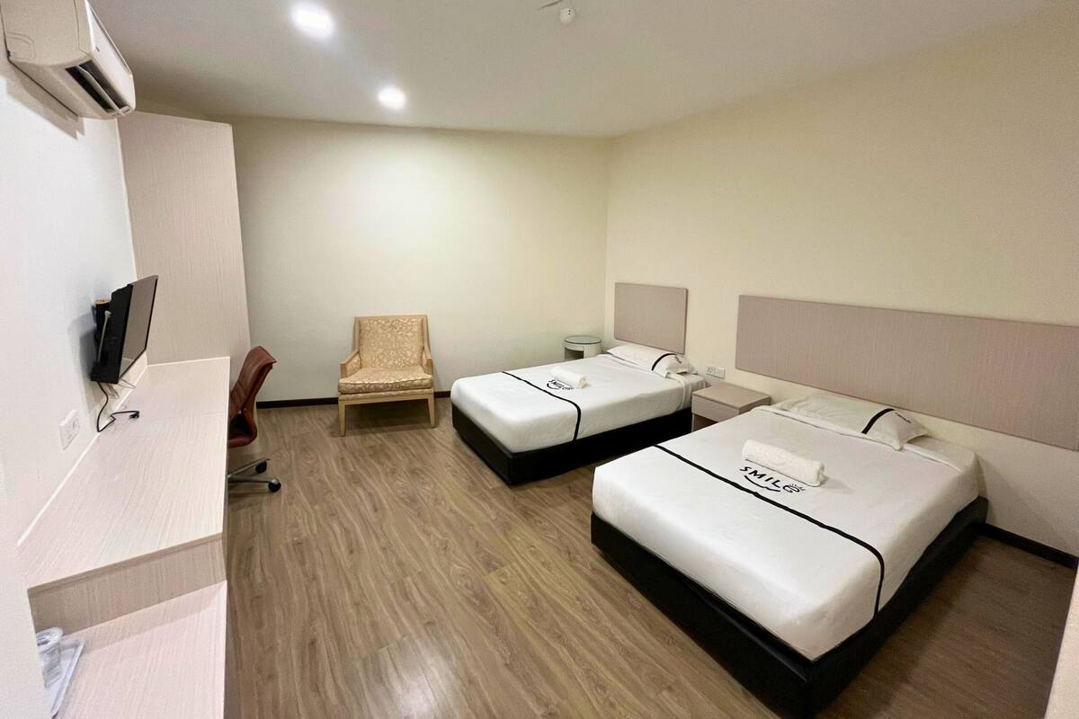 Twin kamer | Een bureau, een strijkplank/strijkijzer, gratis wifi