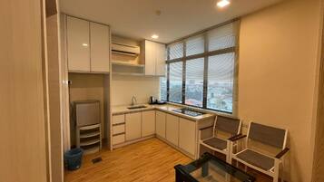 Studio, 1 King Bed | Private kitchenette