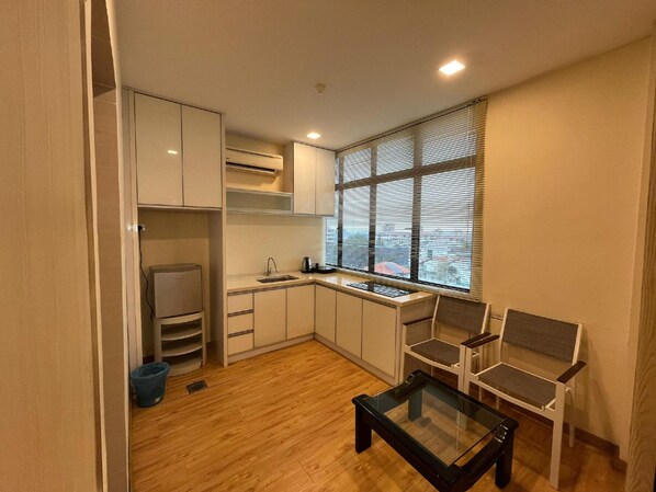 Studio, 1 King Bed | Private kitchenette