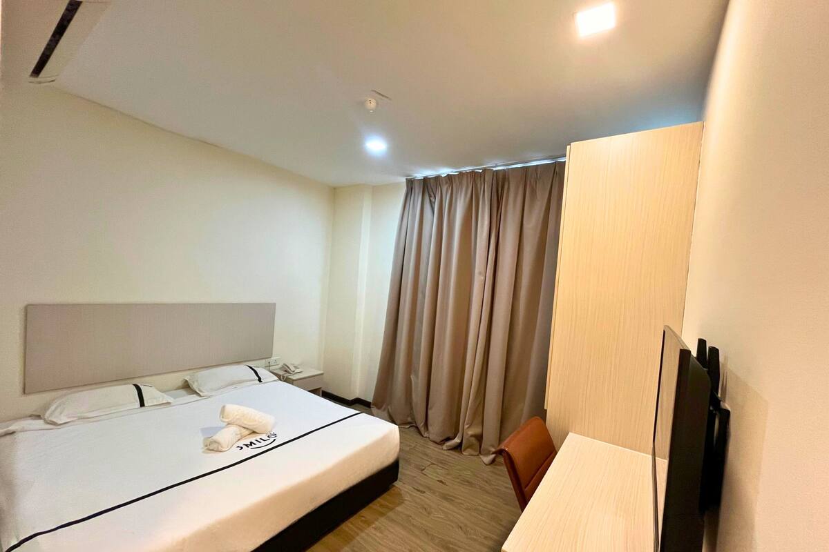 Deluxe kamer | Een bureau, een strijkplank/strijkijzer, gratis wifi