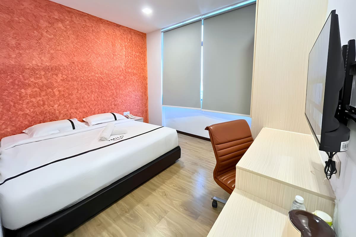 Deluxe Room | Hypo-allergenic bedding, desk, iron/ironing board (on request)