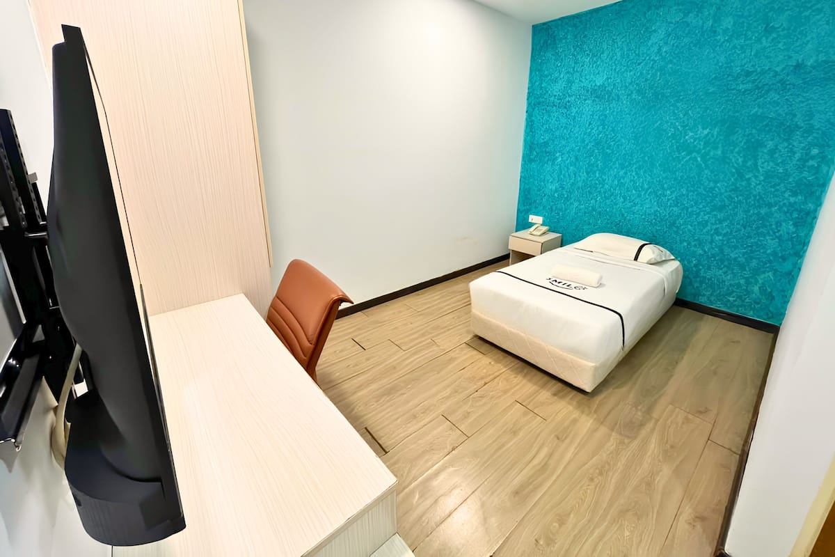 Single Room | Hypo-allergenic bedding, desk, iron/ironing board (on request)