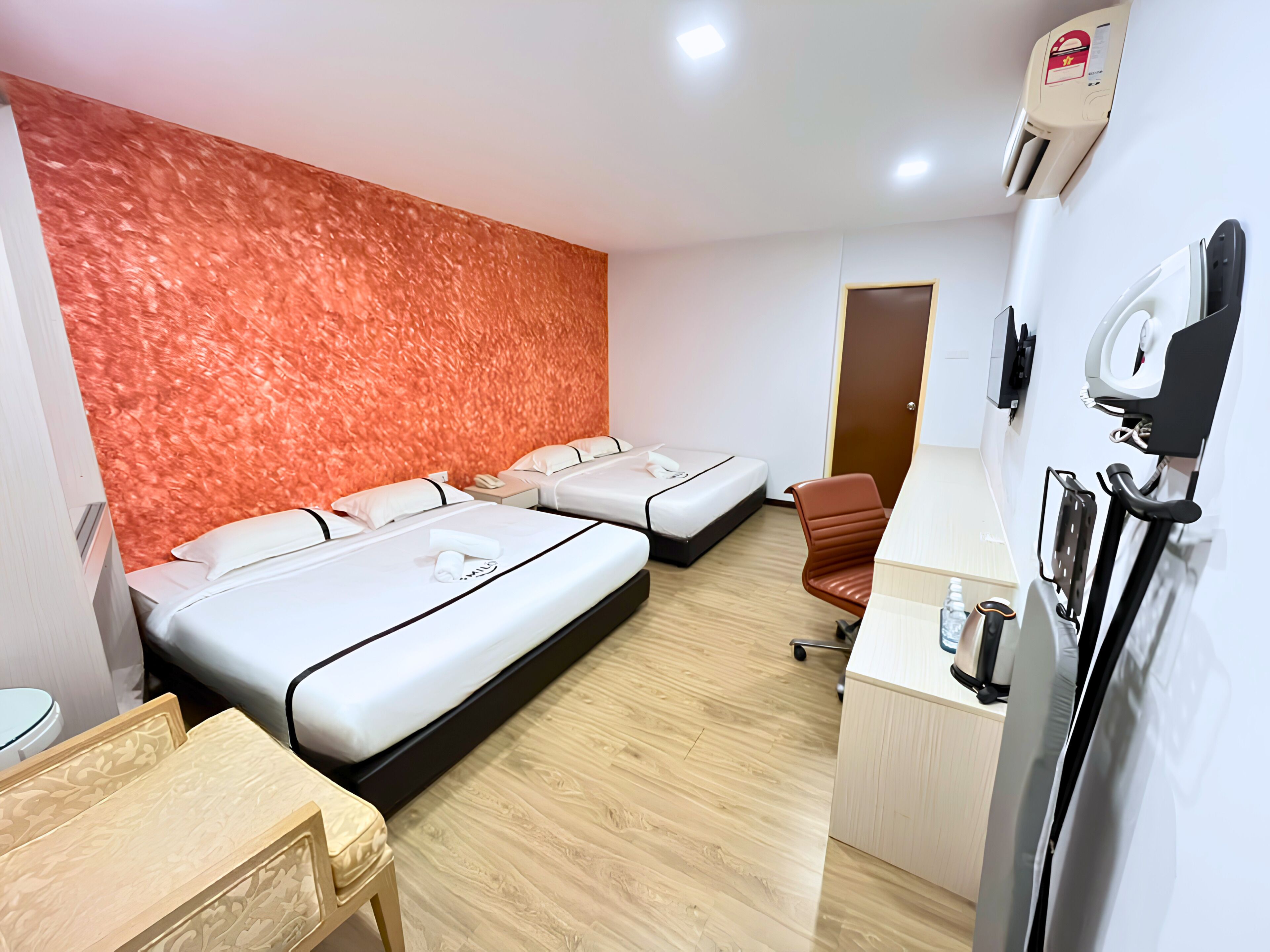 Family Room | Hypo-allergenic bedding, desk, iron/ironing board (on request)