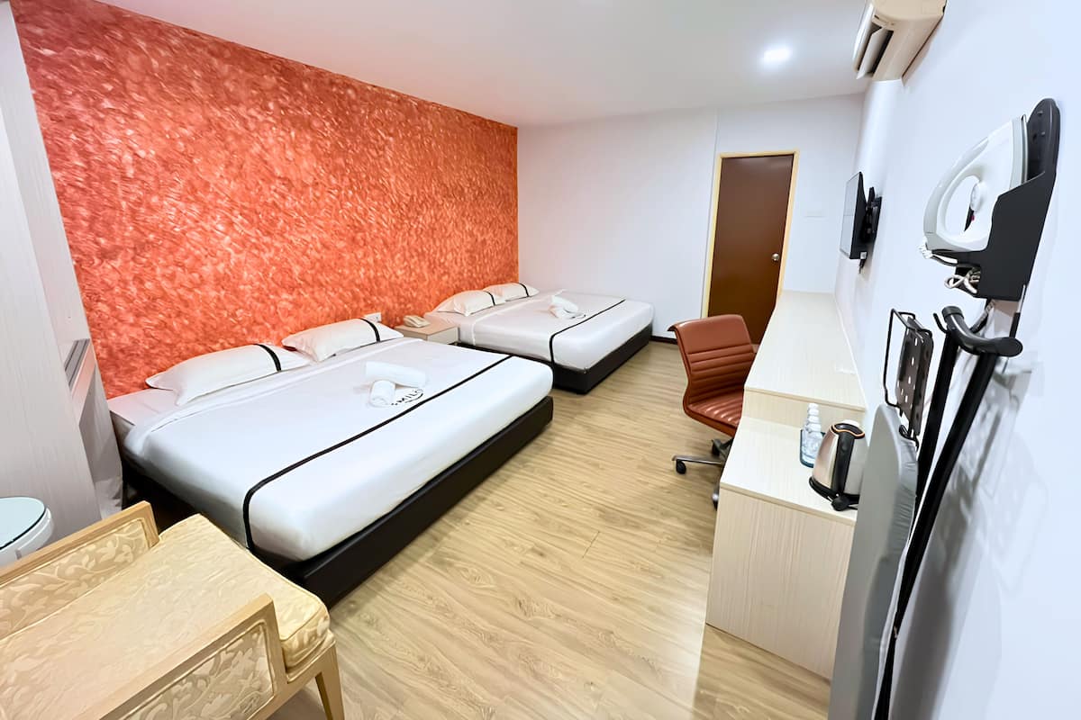 Family Room | Hypo-allergenic bedding, desk, iron/ironing board (on request)