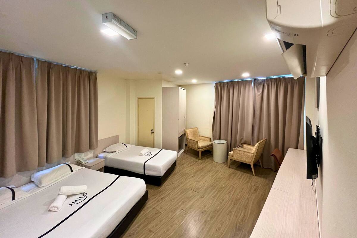 Driepersoonskamer | Een bureau, een strijkplank/strijkijzer, gratis wifi