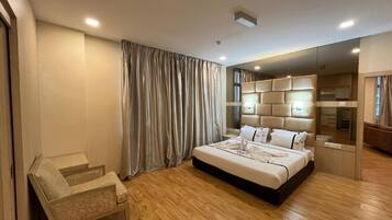 Studio, 1 King Bed | Desk, iron/ironing board, free WiFi