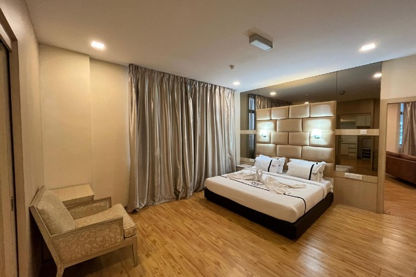 Studio, 1 King Bed | Hypo-allergenic bedding available, desk, iron/ironing board (on request)