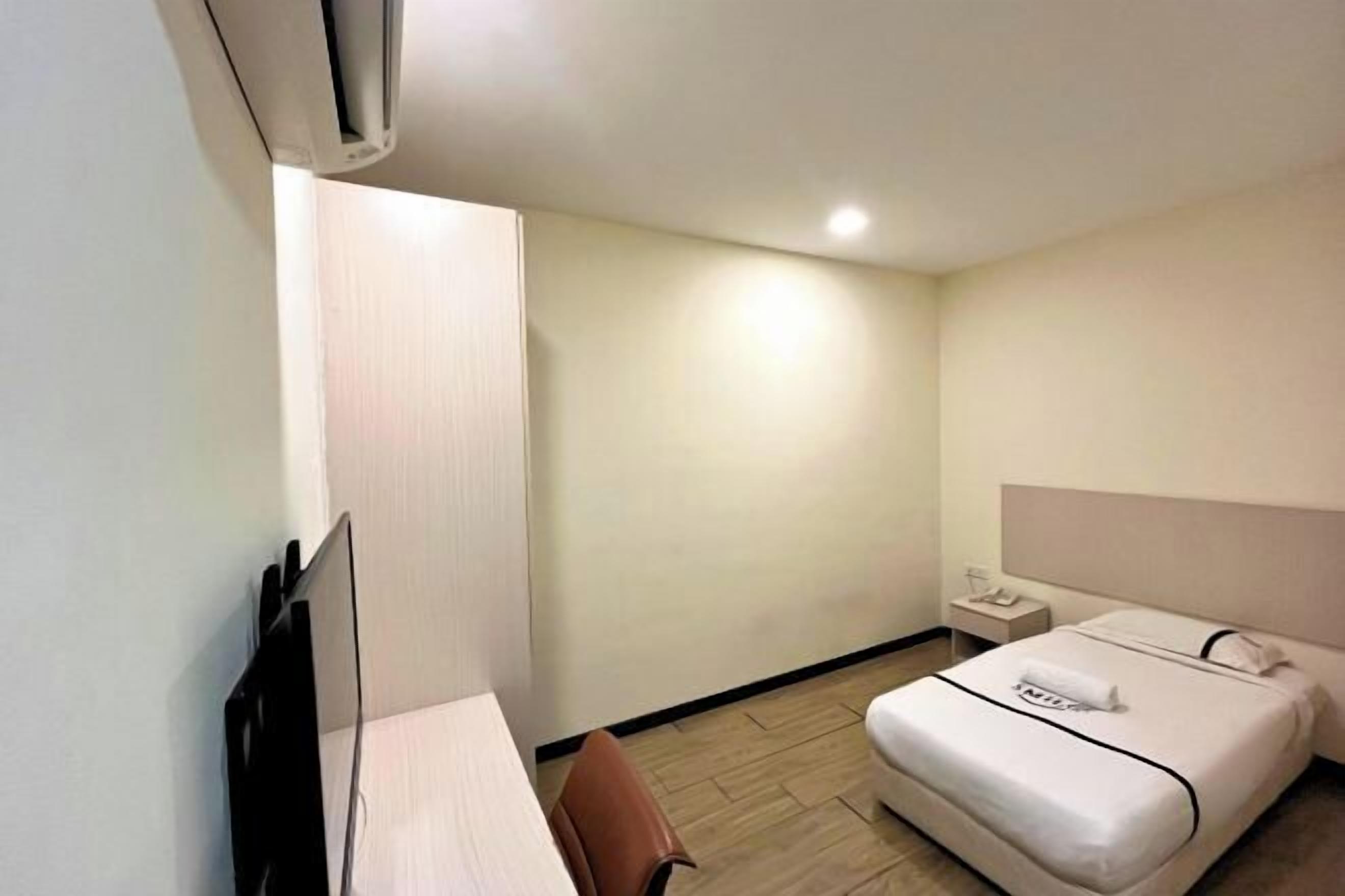 Desk, iron/ironing board, free WiFi