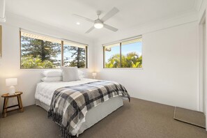 شقة ديلوكس - بشرفة | مكواة/لوح كي وأسرّة أطفال/رضّع وواي فاي مجانًا وملاءات أسرّة