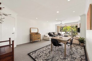 شقة ديلوكس - بشرفة | منطقة المعيشة