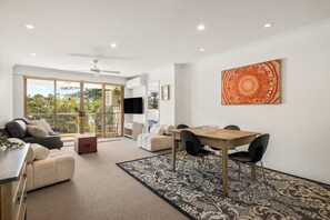 Appartement Deluxe, balcon | Salle à manger