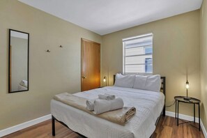 5 bedrooms, desk, iron/ironing board, WiFi