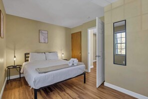 5 bedrooms, desk, iron/ironing board, WiFi