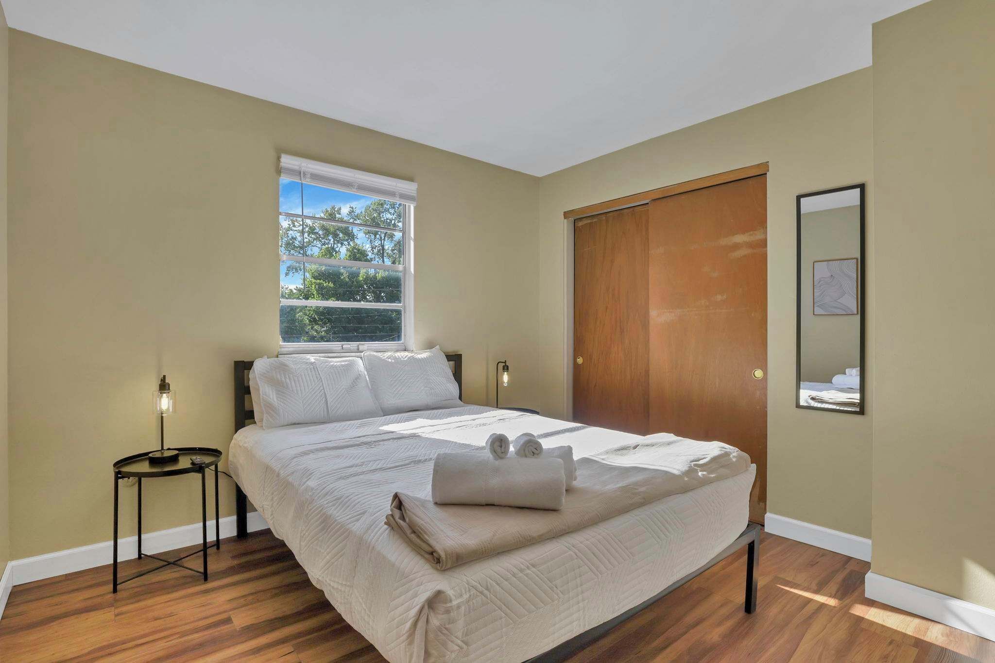 5 bedrooms, desk, iron/ironing board, WiFi