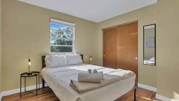 5 bedrooms, desk, iron/ironing board, WiFi