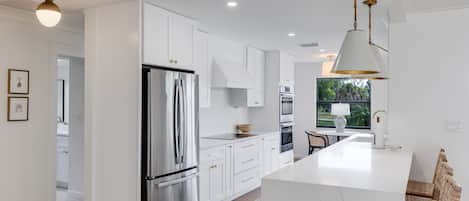 Kühlschrank, Mikrowelle, Herdplatte, Geschirrspüler