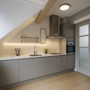 Kühlschrank, Mikrowelle, Herdplatte, Wasserkocher mit Kaffee-/Teezubehör