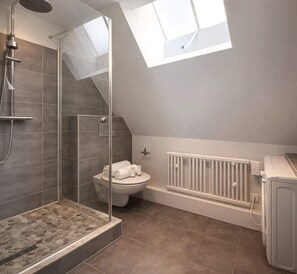A modern bathroom with a glass-enclosed shower, a toilet, and a bathtub. - Place des Vosges - Deluxe apartment for 4 (Paris)
