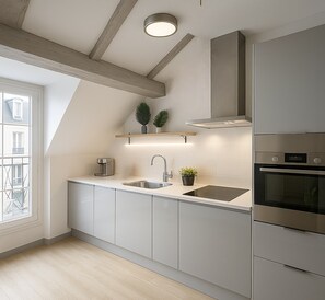 Een koelkast, een microgolfoven, een oven, een kookplaat