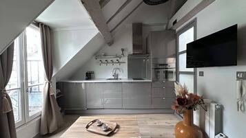 Réfrigérateur, micro-ondes, plaque de cuisson, cafetiÚre/bouilloire