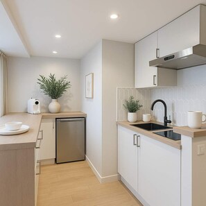 ميكروويف، موقد طهي مسطح، ماكينة لصنع القهوة/الشاي، محمصة خبز