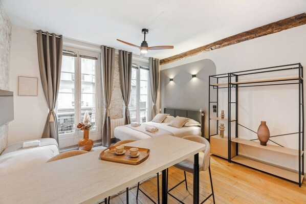 Fer et planche à repasser, lit parapluie, Wi-Fi, draps fournis