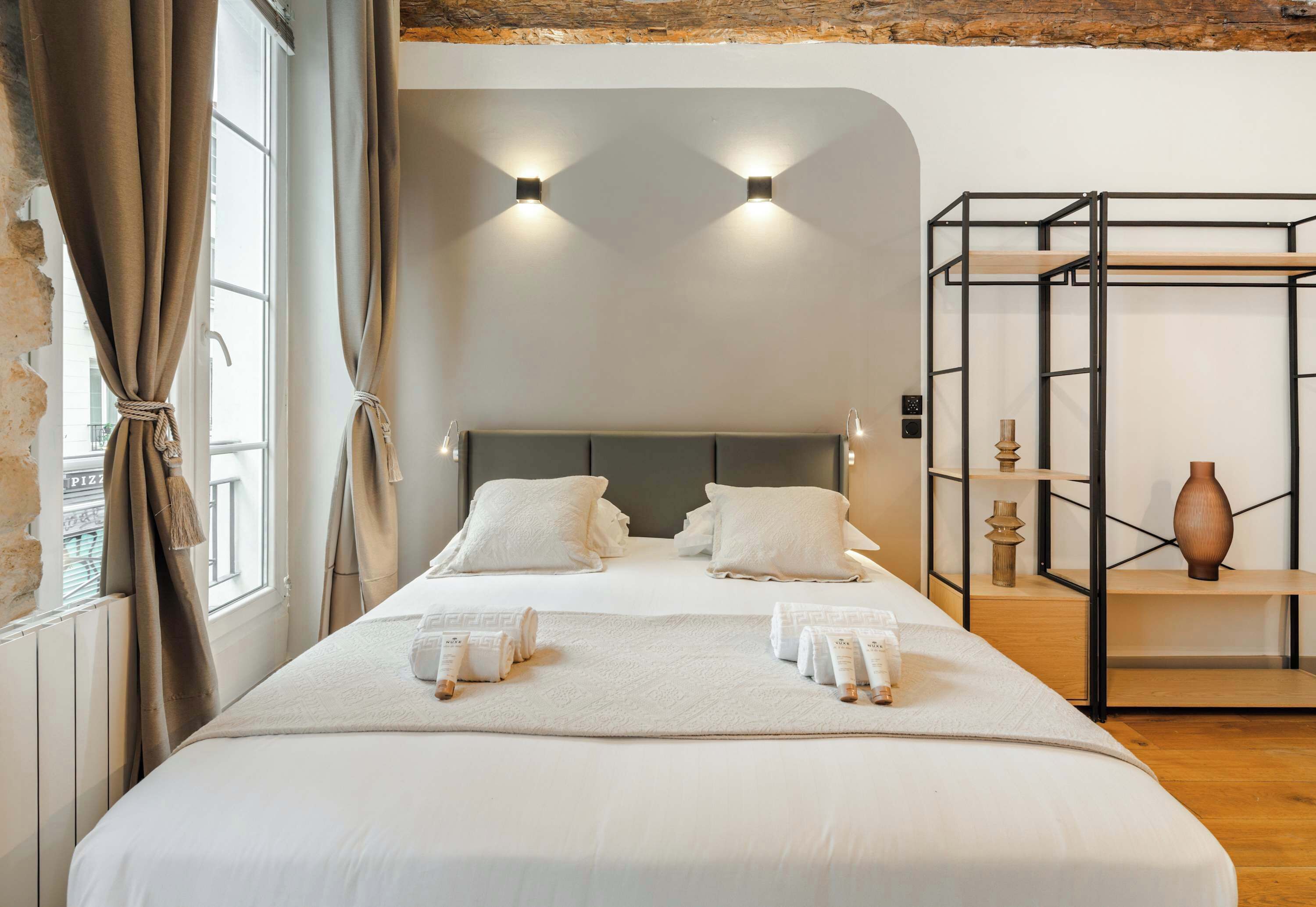 Ferros/tábuas de passar roupa, berço de viagem, Wi-Fi, roupa de cama