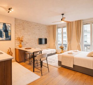 Iron/ironing board, travel cot, WiFi, bed sheets - Marais stylish & central studio (Paris)